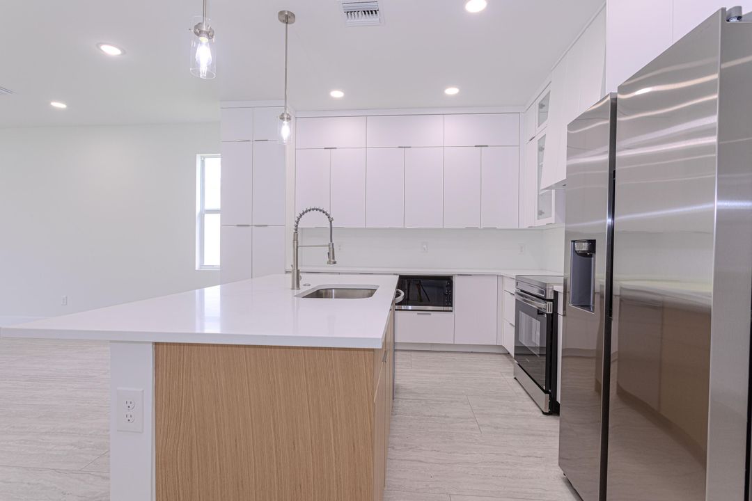 Activo con contrato: $749,000 (4 camas, 3 baños, 1947.5 Pies cuadrados)