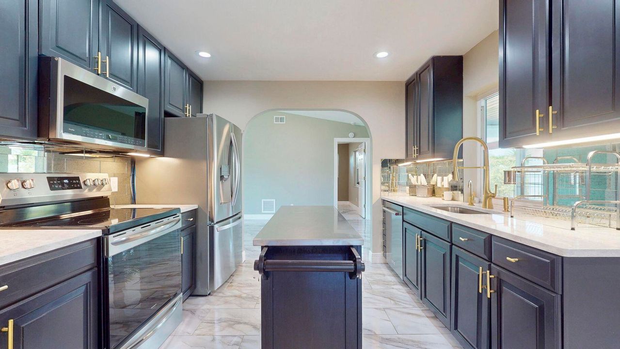 Под контрактом: $3,350 (3 спален, 2 ванн, 2210 Квадратных фут)