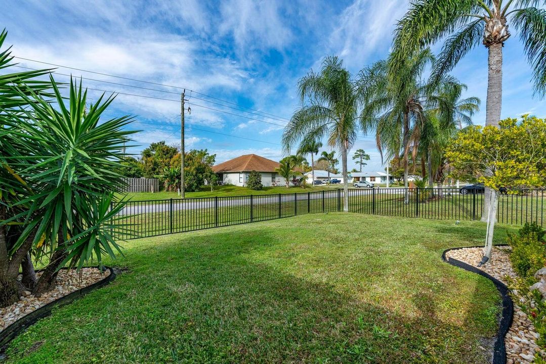 Под контрактом: $3,350 (3 спален, 2 ванн, 2210 Квадратных фут)