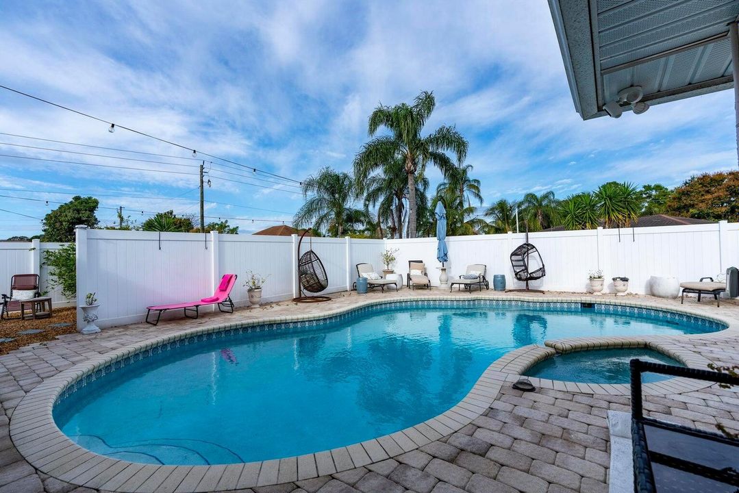 Под контрактом: $3,350 (3 спален, 2 ванн, 2210 Квадратных фут)