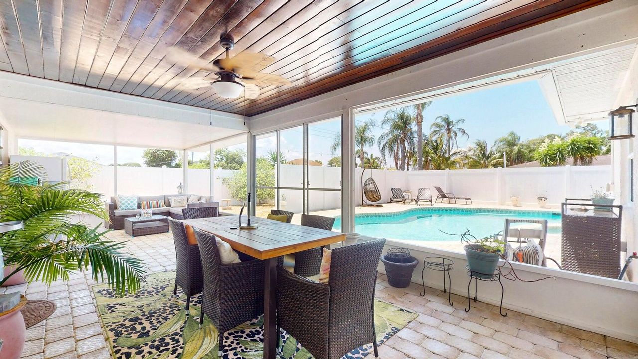 Под контрактом: $3,350 (3 спален, 2 ванн, 2210 Квадратных фут)