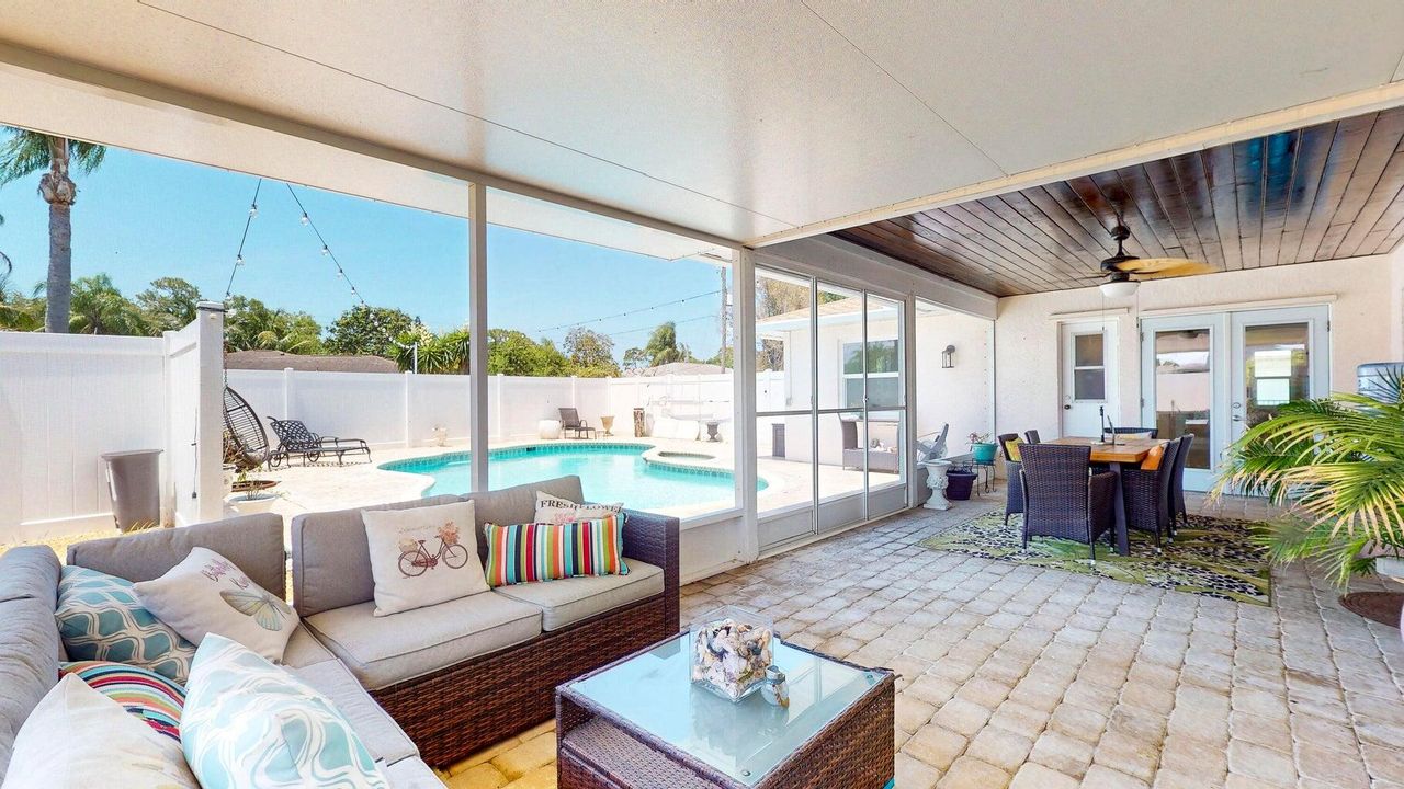 Под контрактом: $3,350 (3 спален, 2 ванн, 2210 Квадратных фут)