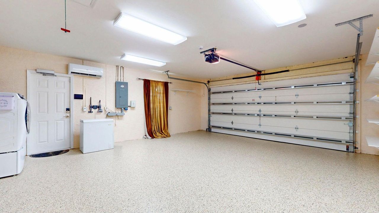 Под контрактом: $3,350 (3 спален, 2 ванн, 2210 Квадратных фут)