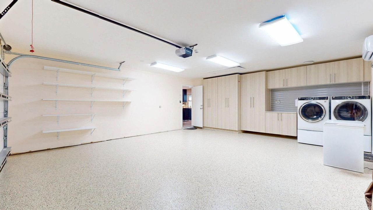 Под контрактом: $3,350 (3 спален, 2 ванн, 2210 Квадратных фут)