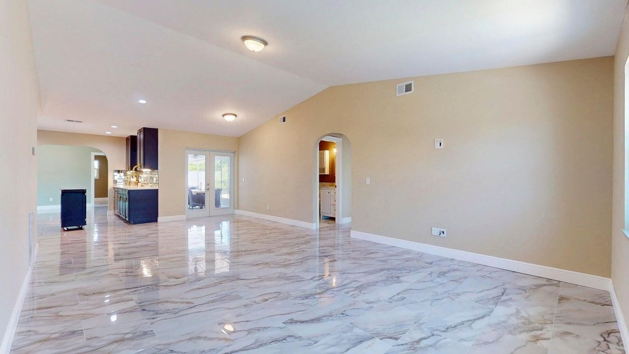 Под контрактом: $3,350 (3 спален, 2 ванн, 2210 Квадратных фут)