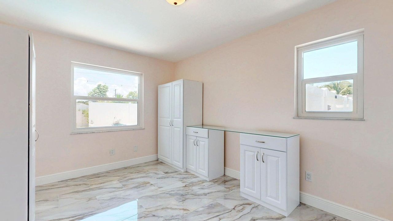 Под контрактом: $3,350 (3 спален, 2 ванн, 2210 Квадратных фут)