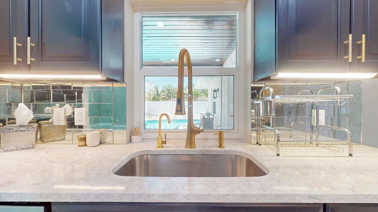 Под контрактом: $3,350 (3 спален, 2 ванн, 2210 Квадратных фут)