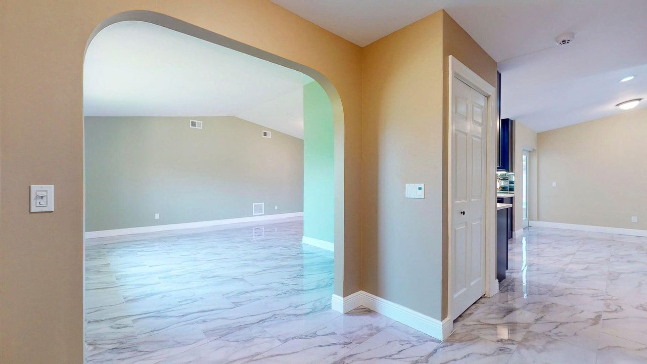 Под контрактом: $3,350 (3 спален, 2 ванн, 2210 Квадратных фут)