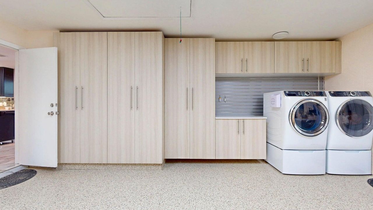 Под контрактом: $3,350 (3 спален, 2 ванн, 2210 Квадратных фут)