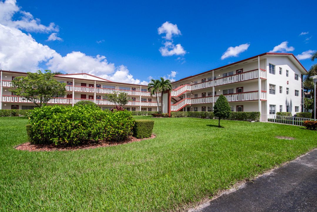 合同活跃: $115,000 (2 贝兹, 1 浴室, 835 平方英尺)