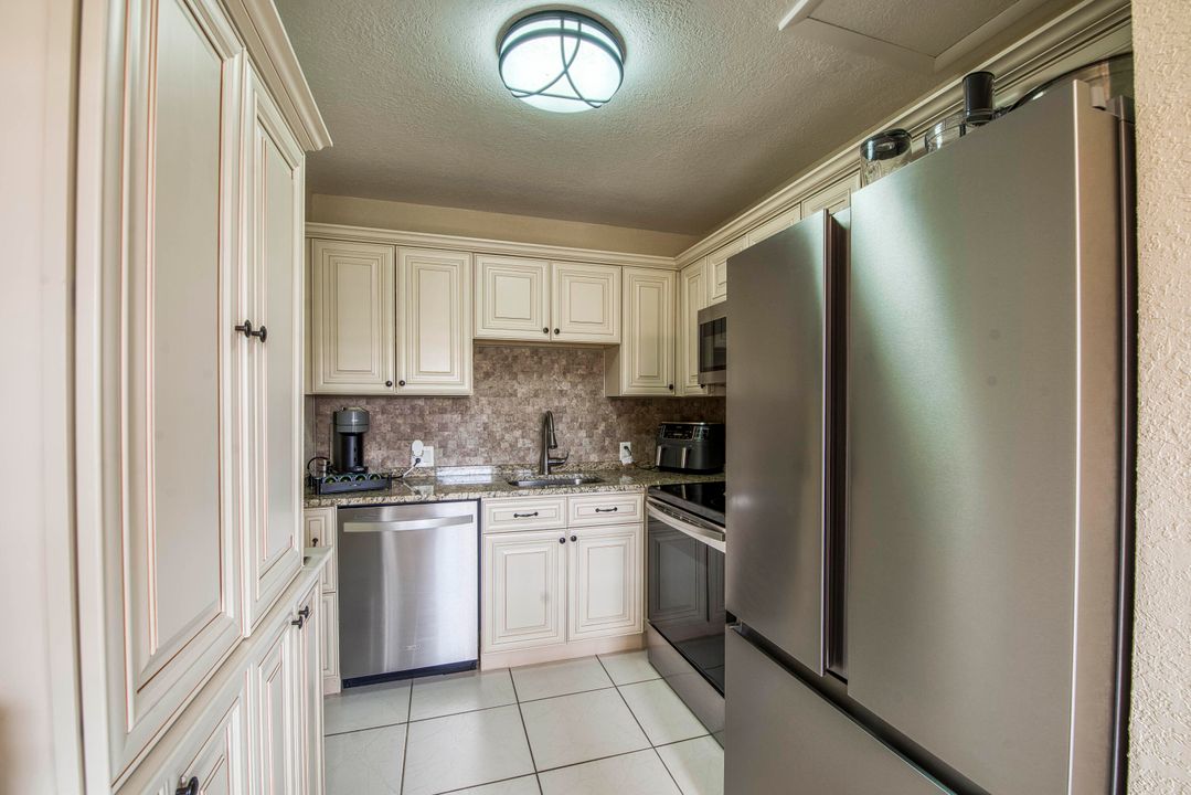 合同活跃: $115,000 (2 贝兹, 1 浴室, 835 平方英尺)