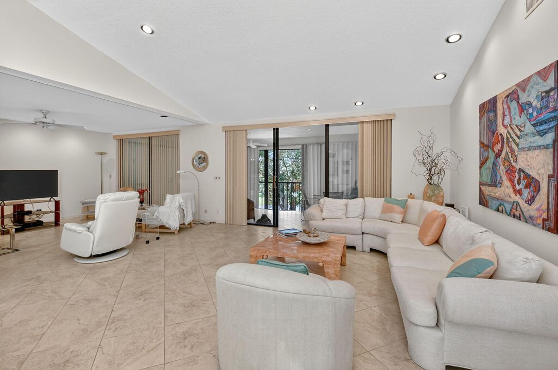 Под контрактом: $225,000 (3 спален, 2 ванн, 2169 Квадратных фут)