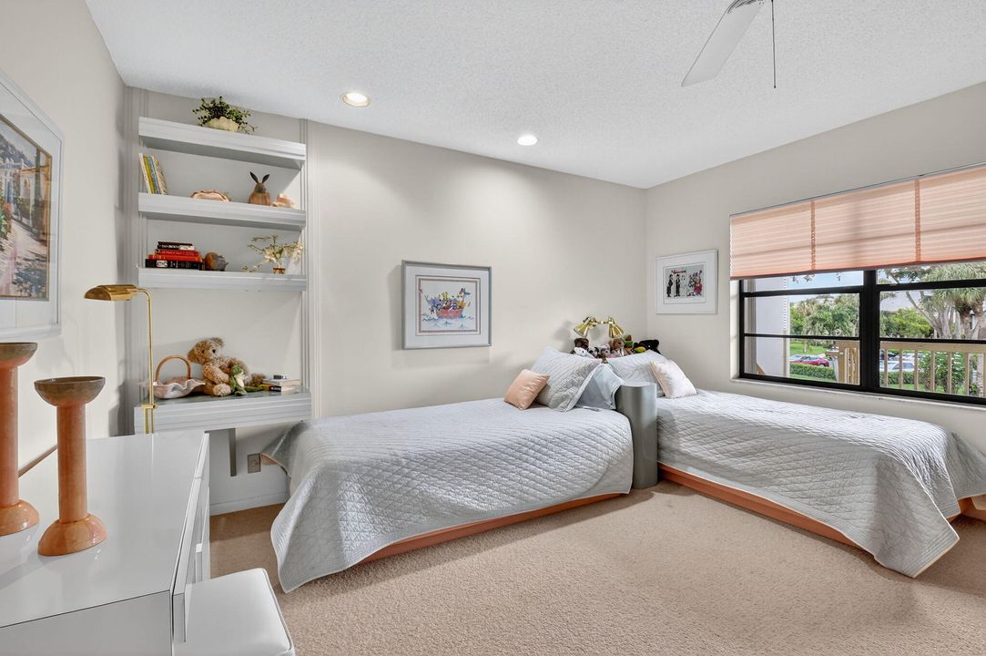 Под контрактом: $225,000 (3 спален, 2 ванн, 2169 Квадратных фут)