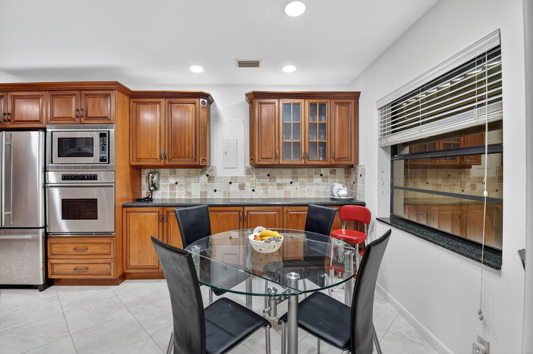 Под контрактом: $225,000 (3 спален, 2 ванн, 2169 Квадратных фут)