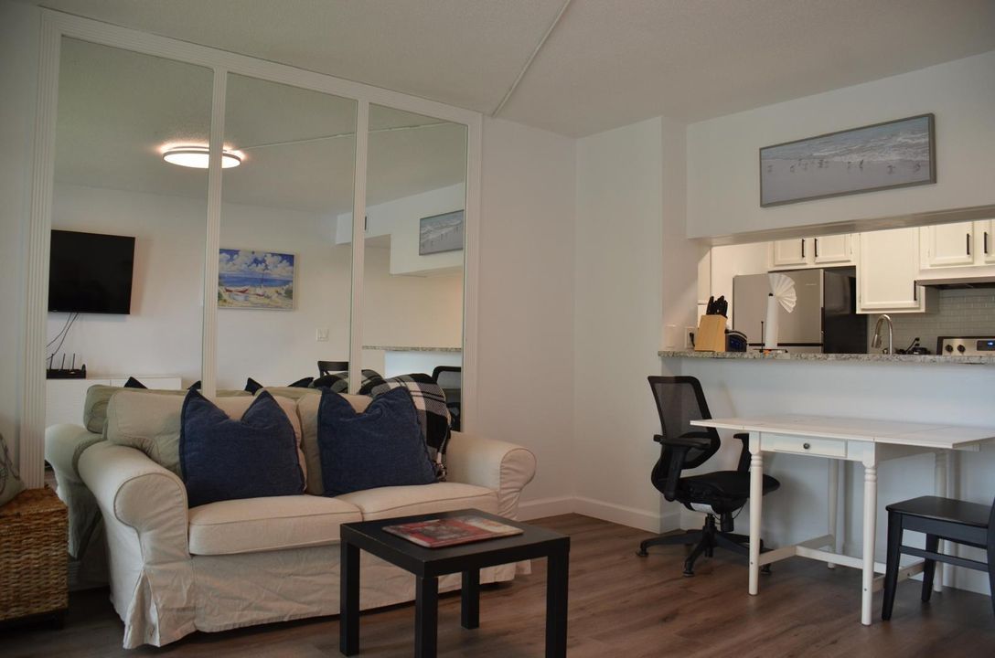 Active With Contract: $2,100 (1 beds, 1 baths, 560 Square Feet)