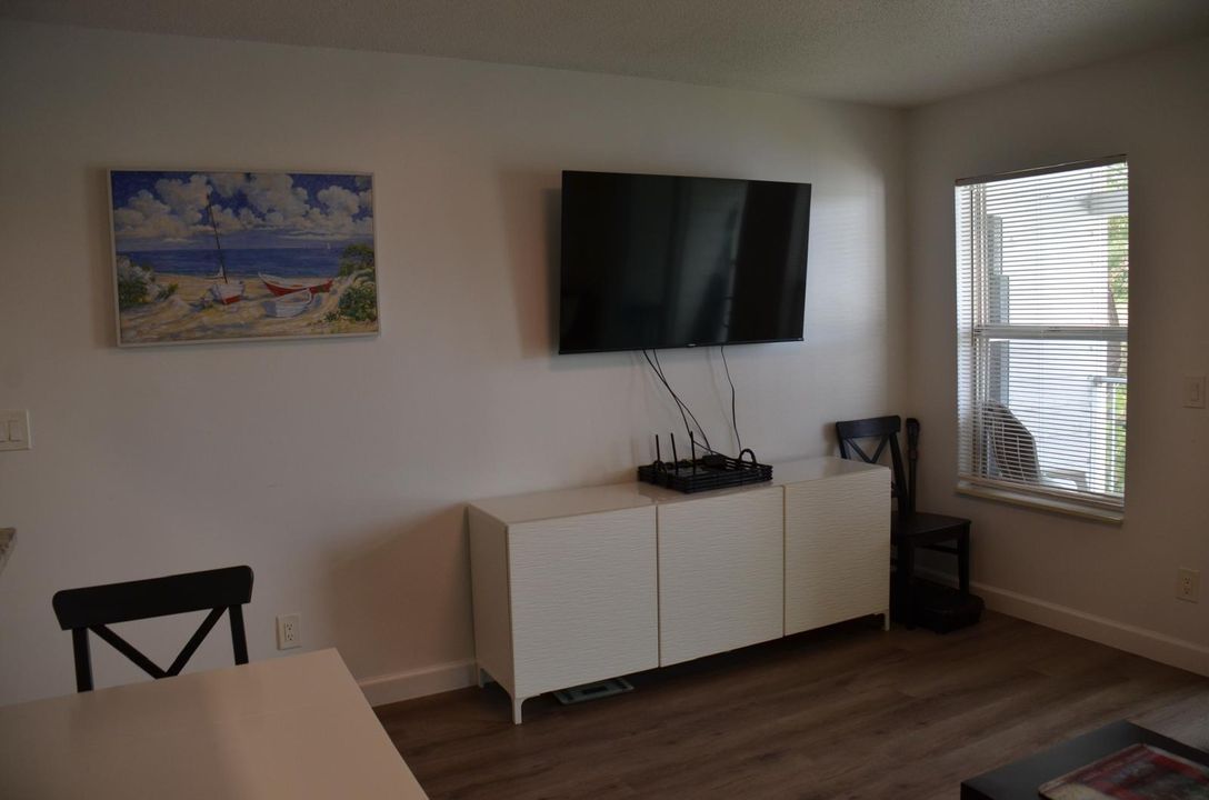 Active With Contract: $2,100 (1 beds, 1 baths, 560 Square Feet)