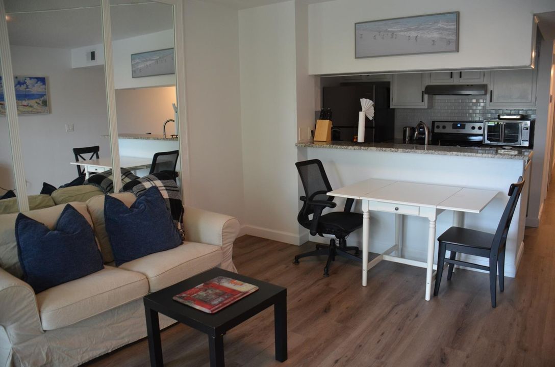 Active With Contract: $2,100 (1 beds, 1 baths, 560 Square Feet)