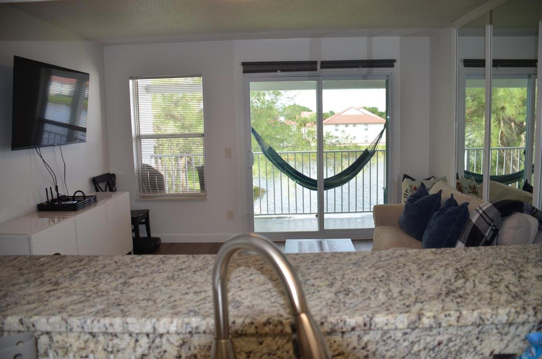 Active With Contract: $2,100 (1 beds, 1 baths, 560 Square Feet)