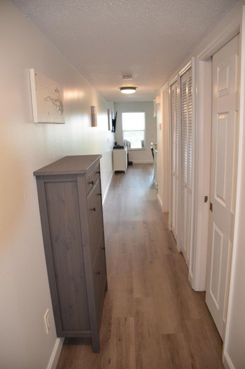 Active With Contract: $2,100 (1 beds, 1 baths, 560 Square Feet)