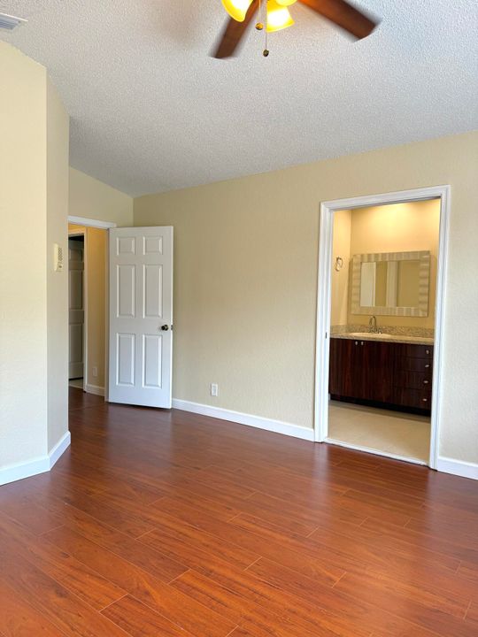 合同活跃: $3,500 (3 贝兹, 2 浴室, 1985 平方英尺)