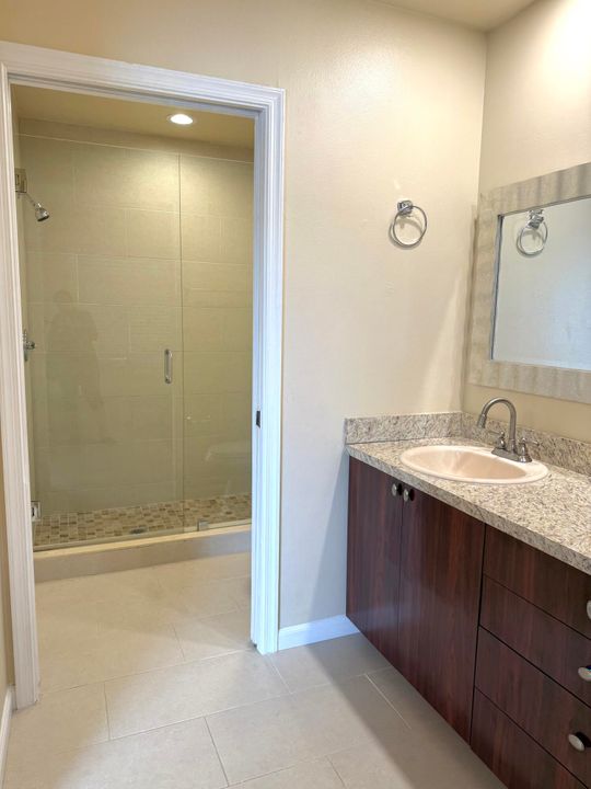 合同活跃: $3,500 (3 贝兹, 2 浴室, 1985 平方英尺)