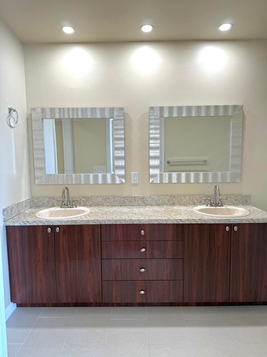 合同活跃: $3,500 (3 贝兹, 2 浴室, 1985 平方英尺)