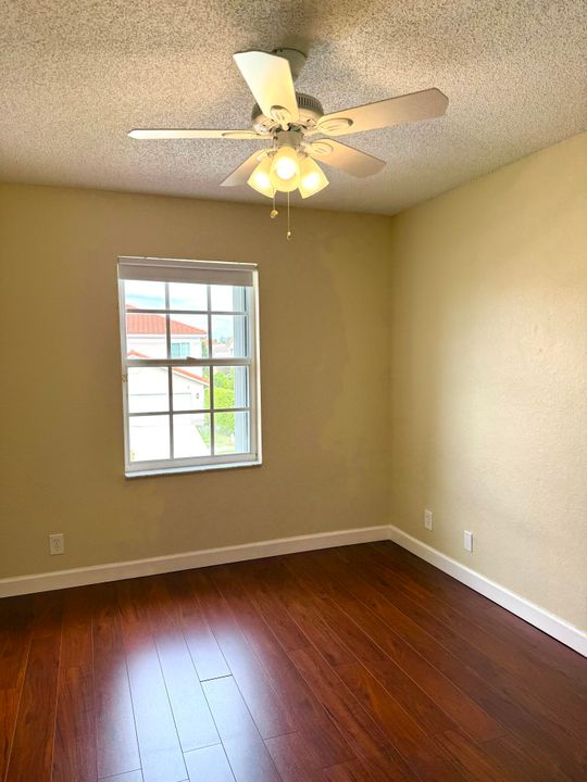 合同活跃: $3,500 (3 贝兹, 2 浴室, 1985 平方英尺)