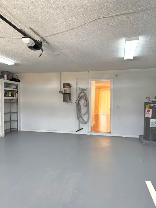 合同活跃: $3,500 (3 贝兹, 2 浴室, 1985 平方英尺)