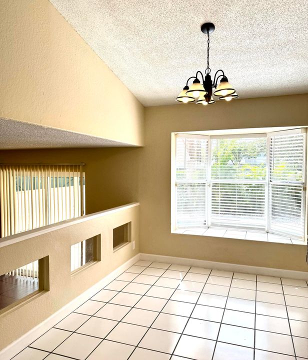 合同活跃: $3,500 (3 贝兹, 2 浴室, 1985 平方英尺)