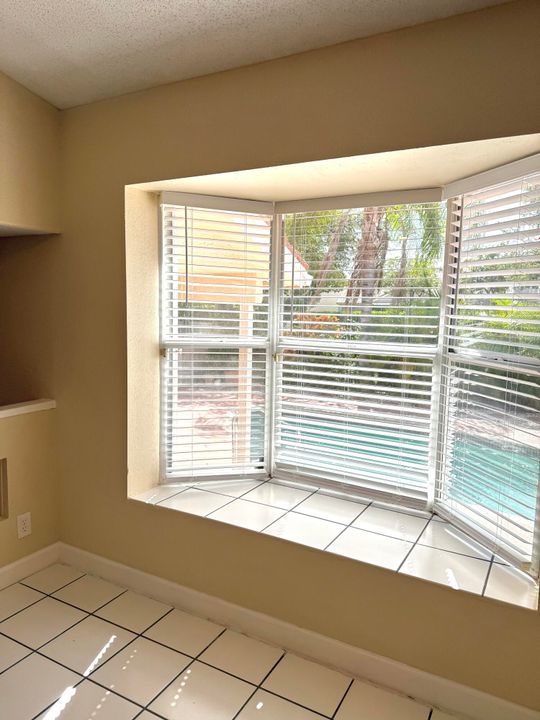 合同活跃: $3,500 (3 贝兹, 2 浴室, 1985 平方英尺)