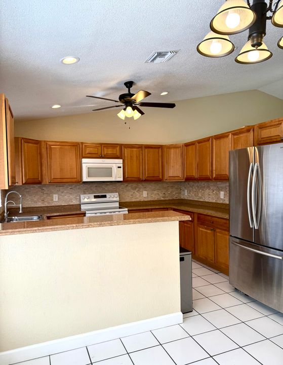 合同活跃: $3,500 (3 贝兹, 2 浴室, 1985 平方英尺)