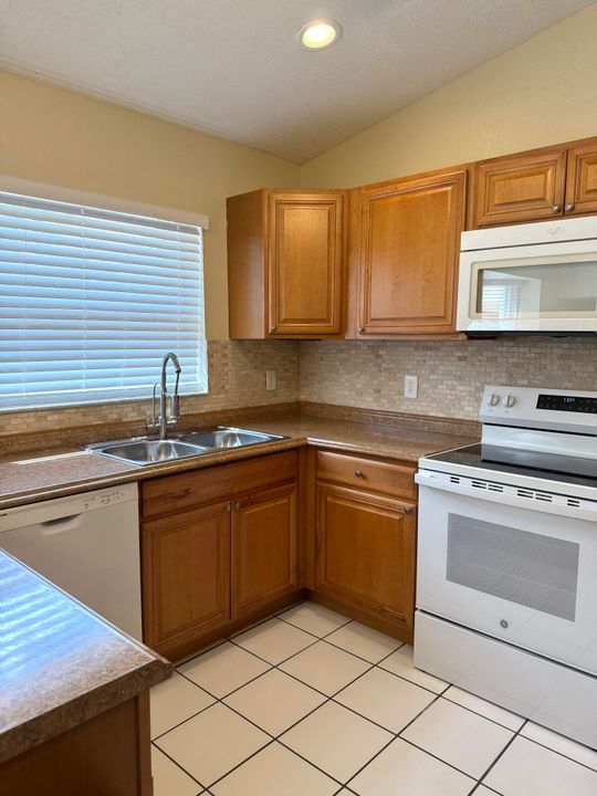 合同活跃: $3,500 (3 贝兹, 2 浴室, 1985 平方英尺)