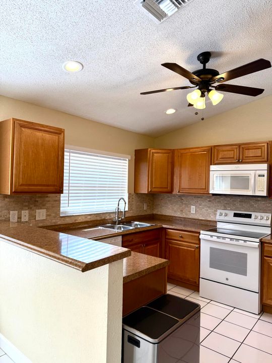 合同活跃: $3,500 (3 贝兹, 2 浴室, 1985 平方英尺)