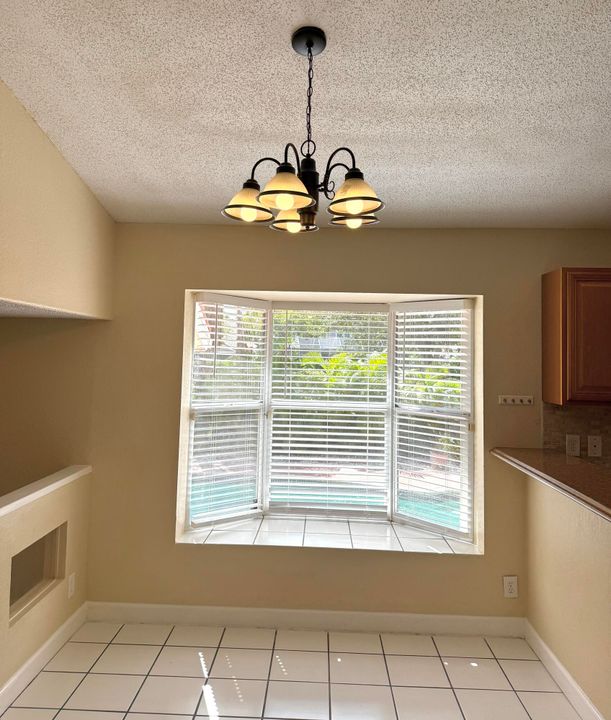 合同活跃: $3,500 (3 贝兹, 2 浴室, 1985 平方英尺)