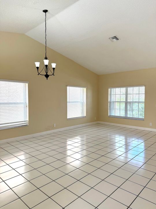 合同活跃: $3,500 (3 贝兹, 2 浴室, 1985 平方英尺)