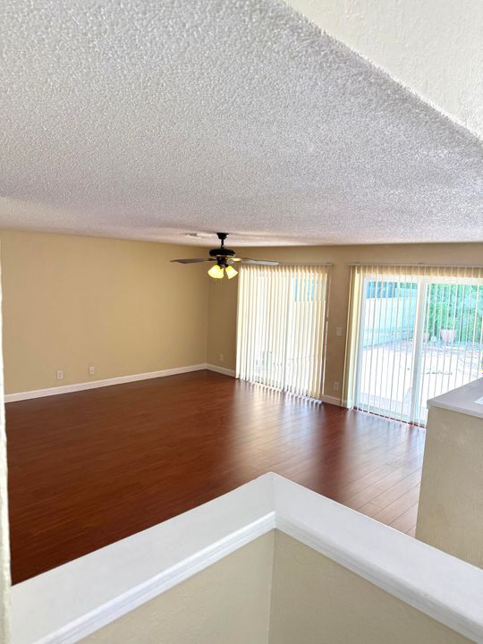 合同活跃: $3,500 (3 贝兹, 2 浴室, 1985 平方英尺)