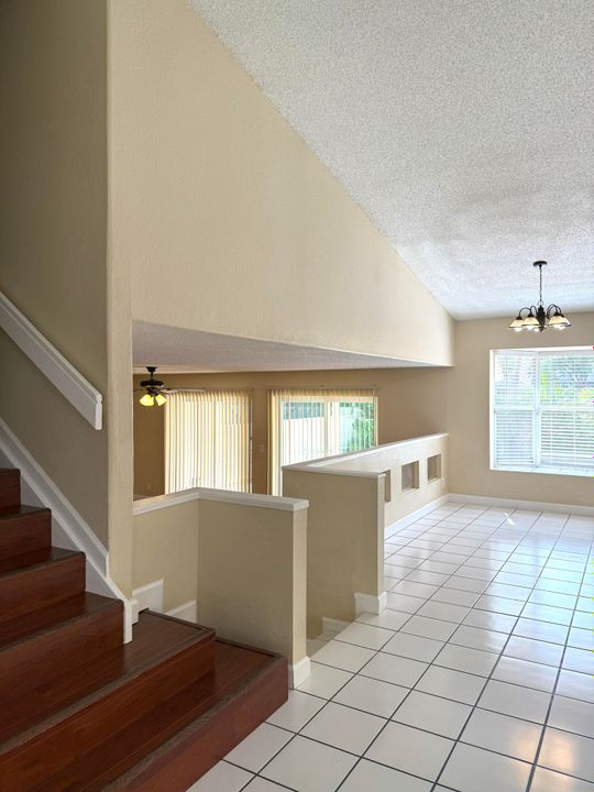 合同活跃: $3,500 (3 贝兹, 2 浴室, 1985 平方英尺)