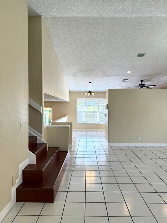 合同活跃: $3,500 (3 贝兹, 2 浴室, 1985 平方英尺)