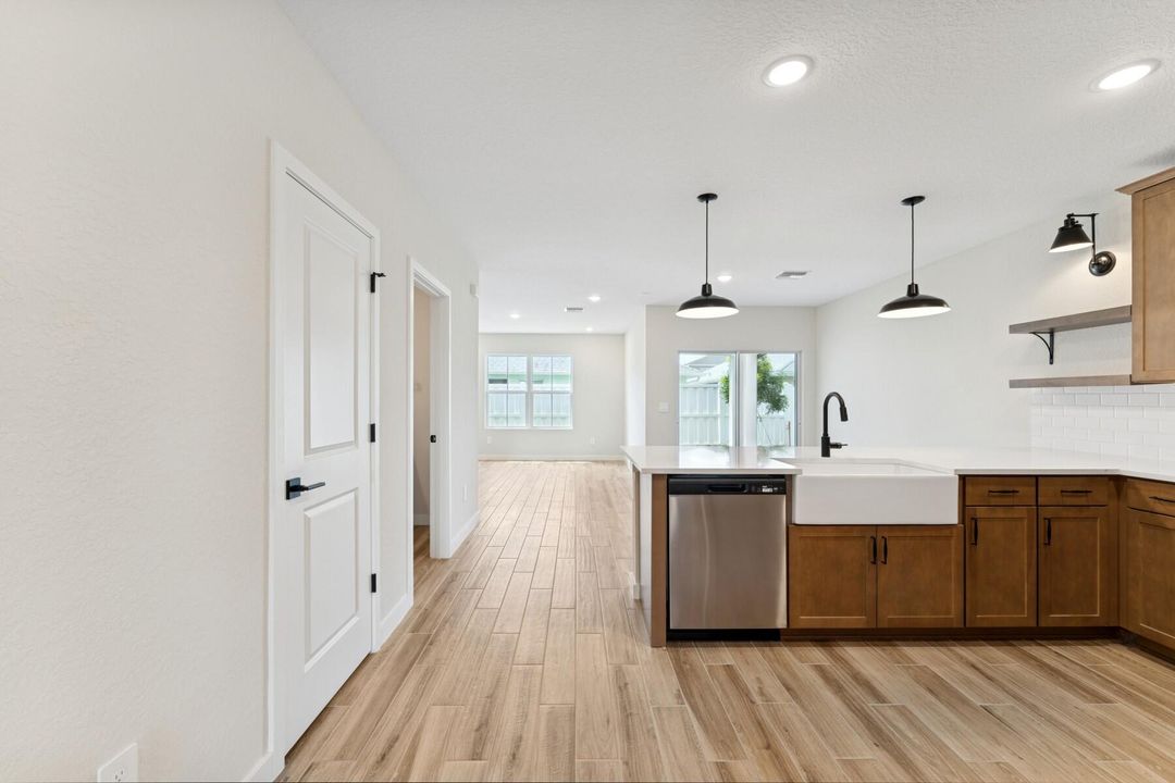 Active With Contract: $339,995 (4 beds, 2 baths, 1609 Square Feet)