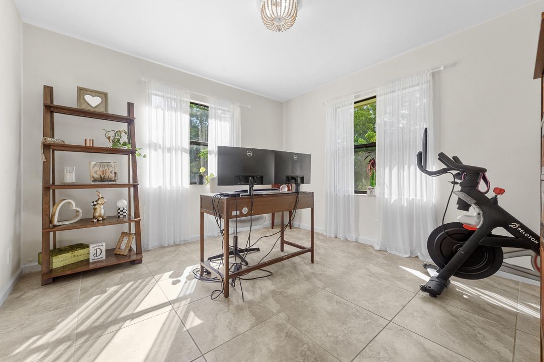 合同活跃: $649,000 (3 贝兹, 2 浴室, 1933 平方英尺)