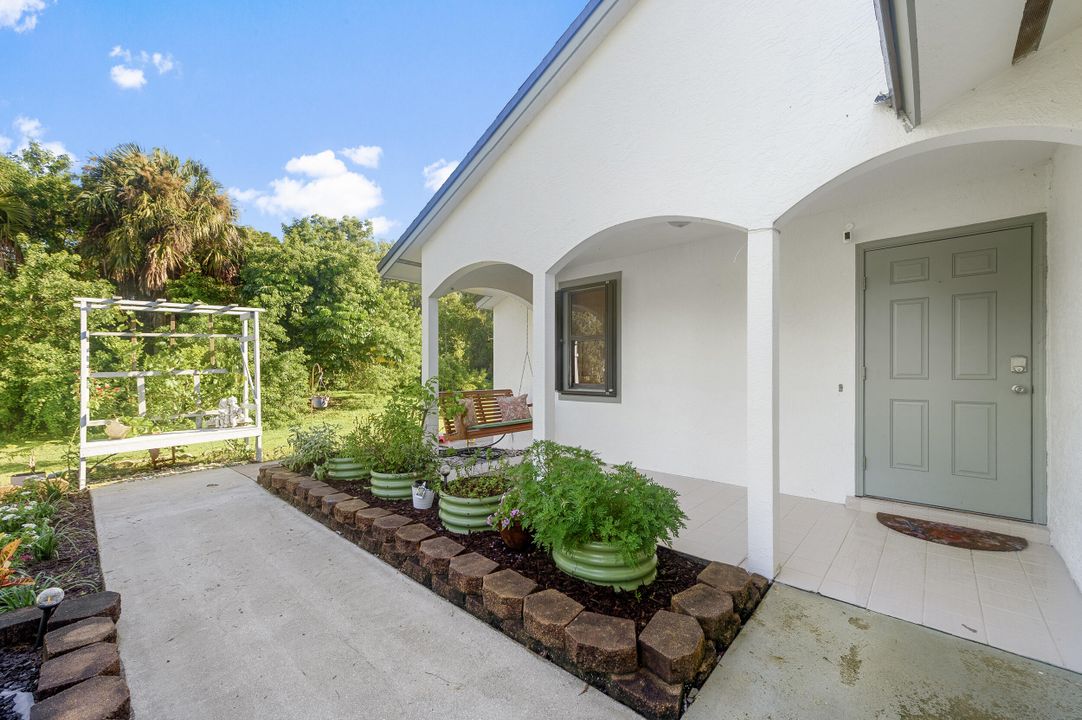 合同活跃: $649,000 (3 贝兹, 2 浴室, 1933 平方英尺)