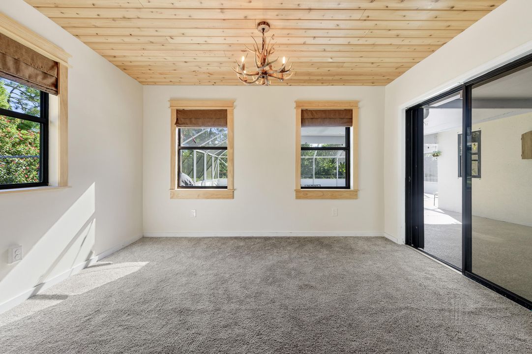 合同活跃: $649,000 (3 贝兹, 2 浴室, 1933 平方英尺)