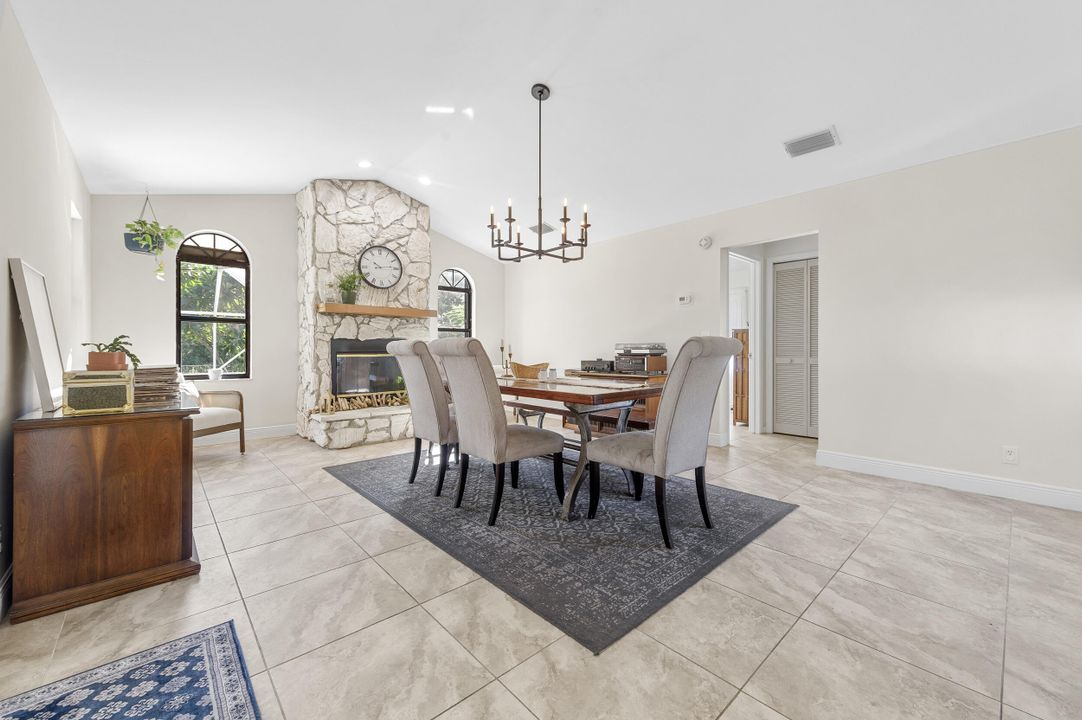 合同活跃: $649,000 (3 贝兹, 2 浴室, 1933 平方英尺)