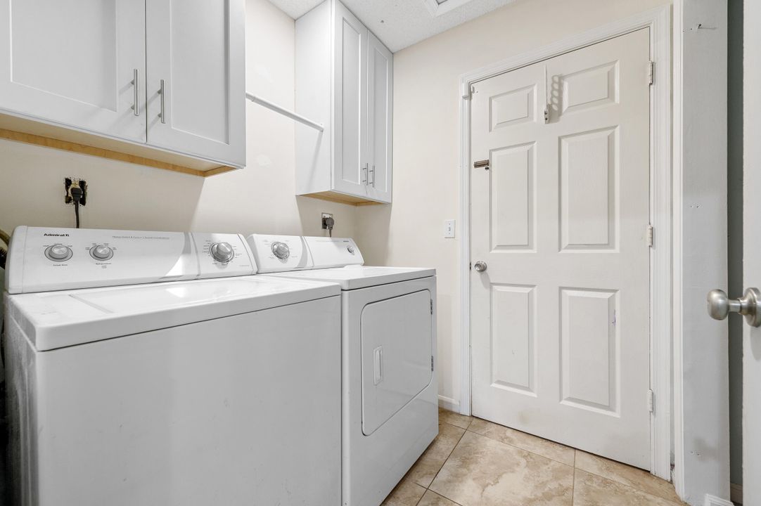 合同活跃: $649,000 (3 贝兹, 2 浴室, 1933 平方英尺)