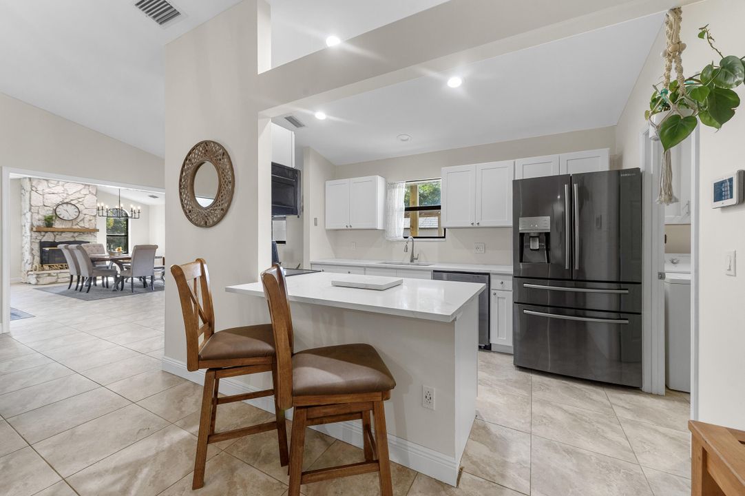 合同活跃: $649,000 (3 贝兹, 2 浴室, 1933 平方英尺)