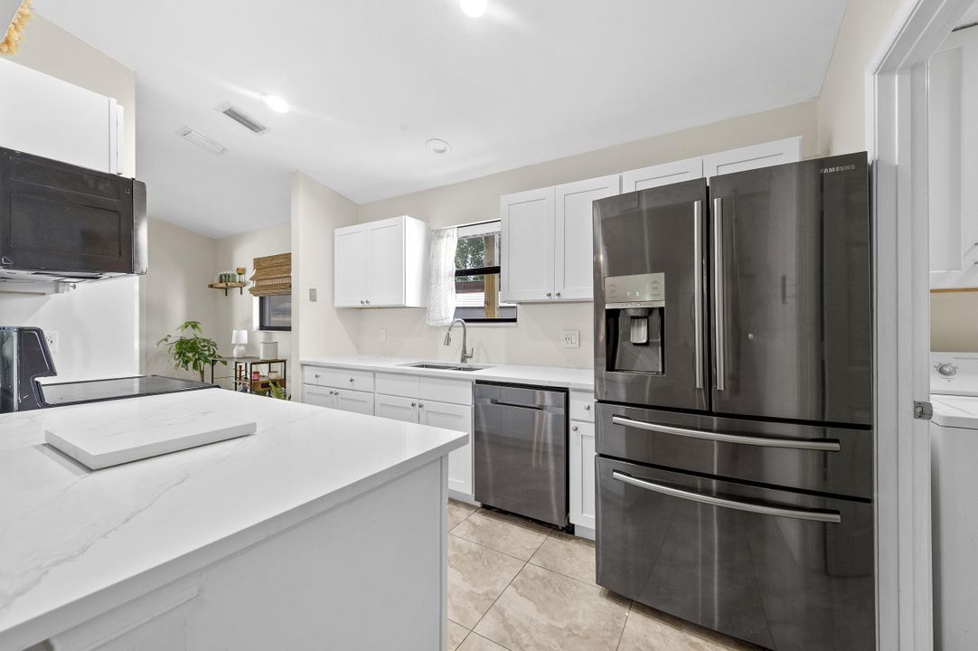 合同活跃: $649,000 (3 贝兹, 2 浴室, 1933 平方英尺)