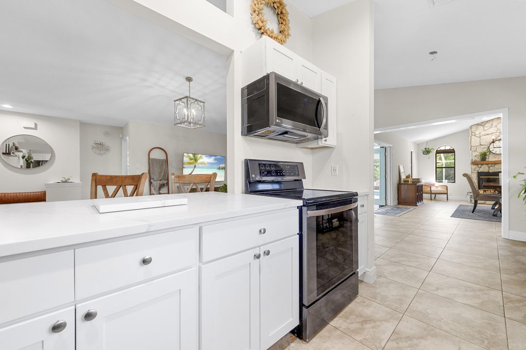 合同活跃: $649,000 (3 贝兹, 2 浴室, 1933 平方英尺)