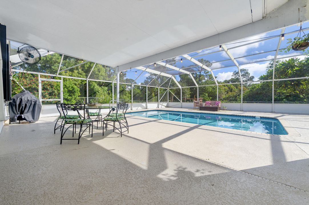 合同活跃: $649,000 (3 贝兹, 2 浴室, 1933 平方英尺)