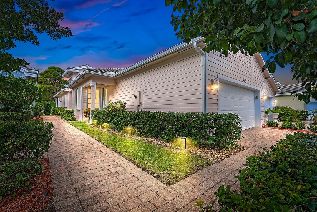 Под контрактом: $435,000 (3 спален, 2 ванн, 1549 Квадратных фут)