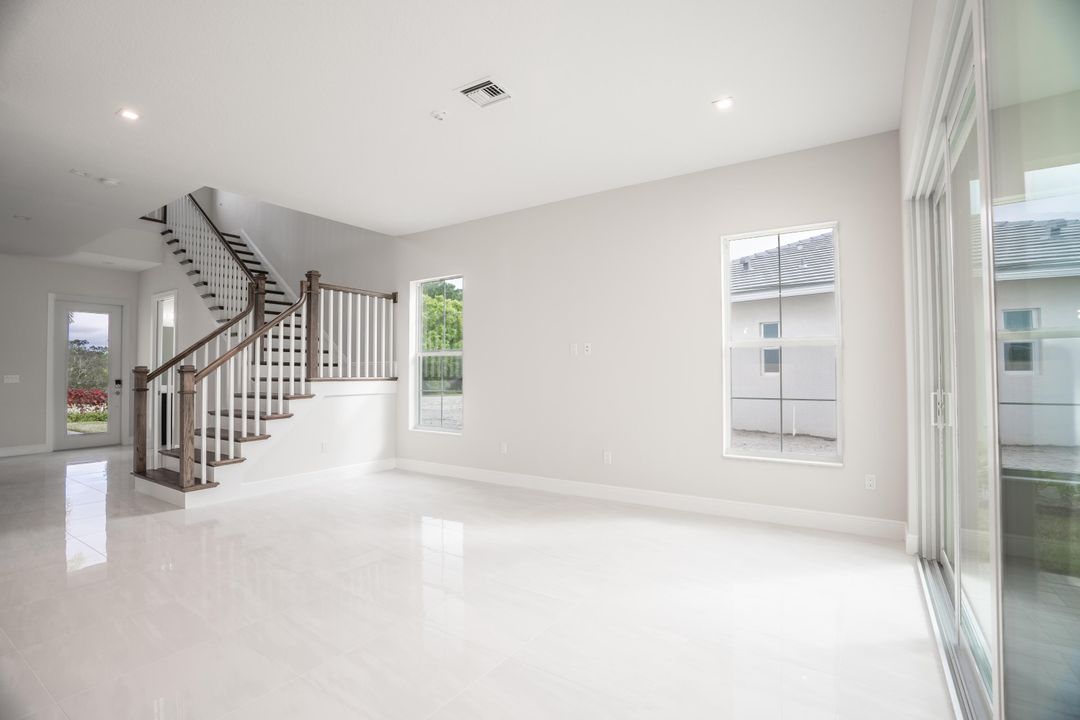 合同活跃: $600,000 (3 贝兹, 2 浴室, 2631 平方英尺)